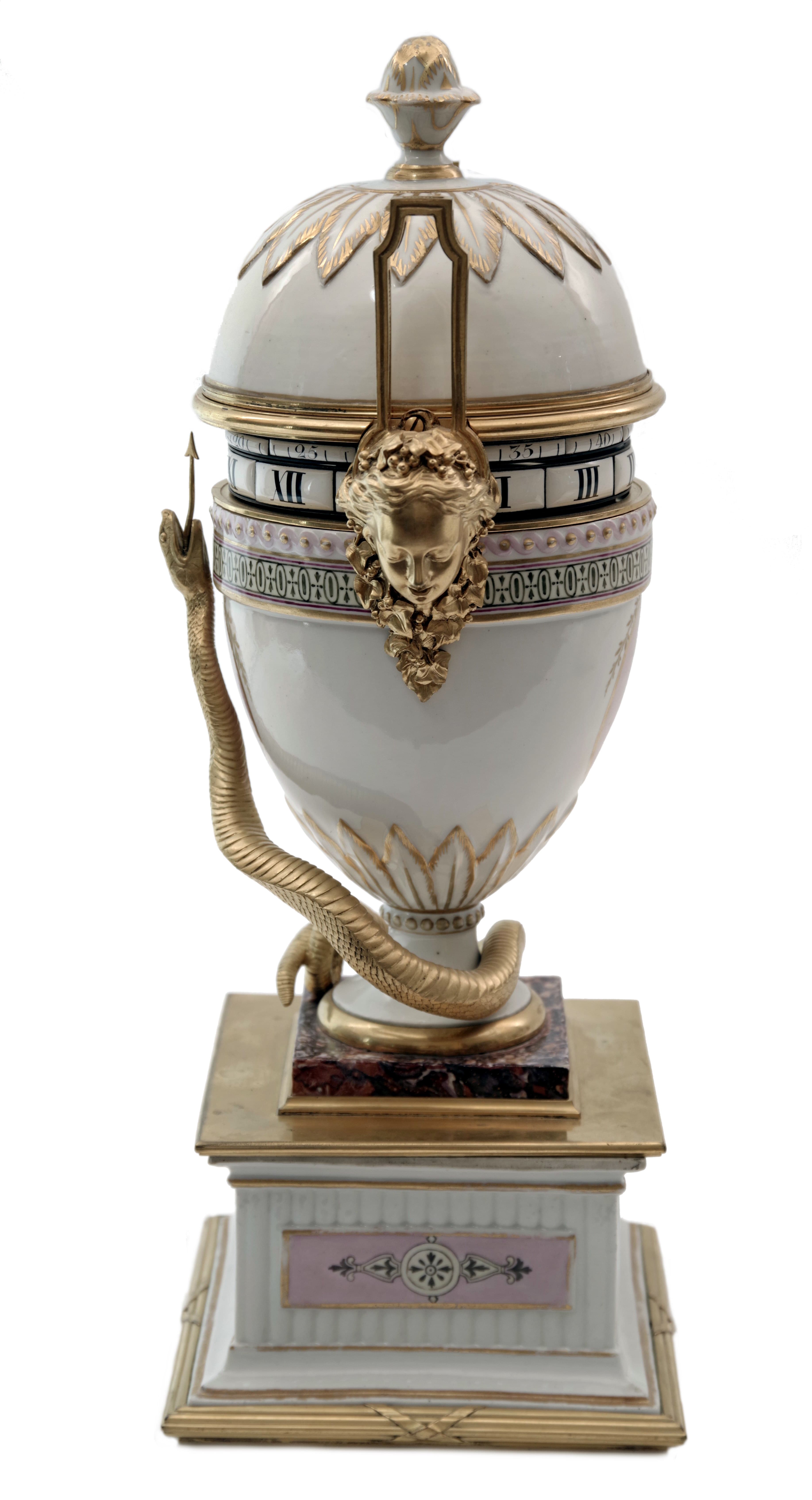 Porcelánové anulární stolní hodiny ve tvaru neoklasicistní vázy s víkem — 2