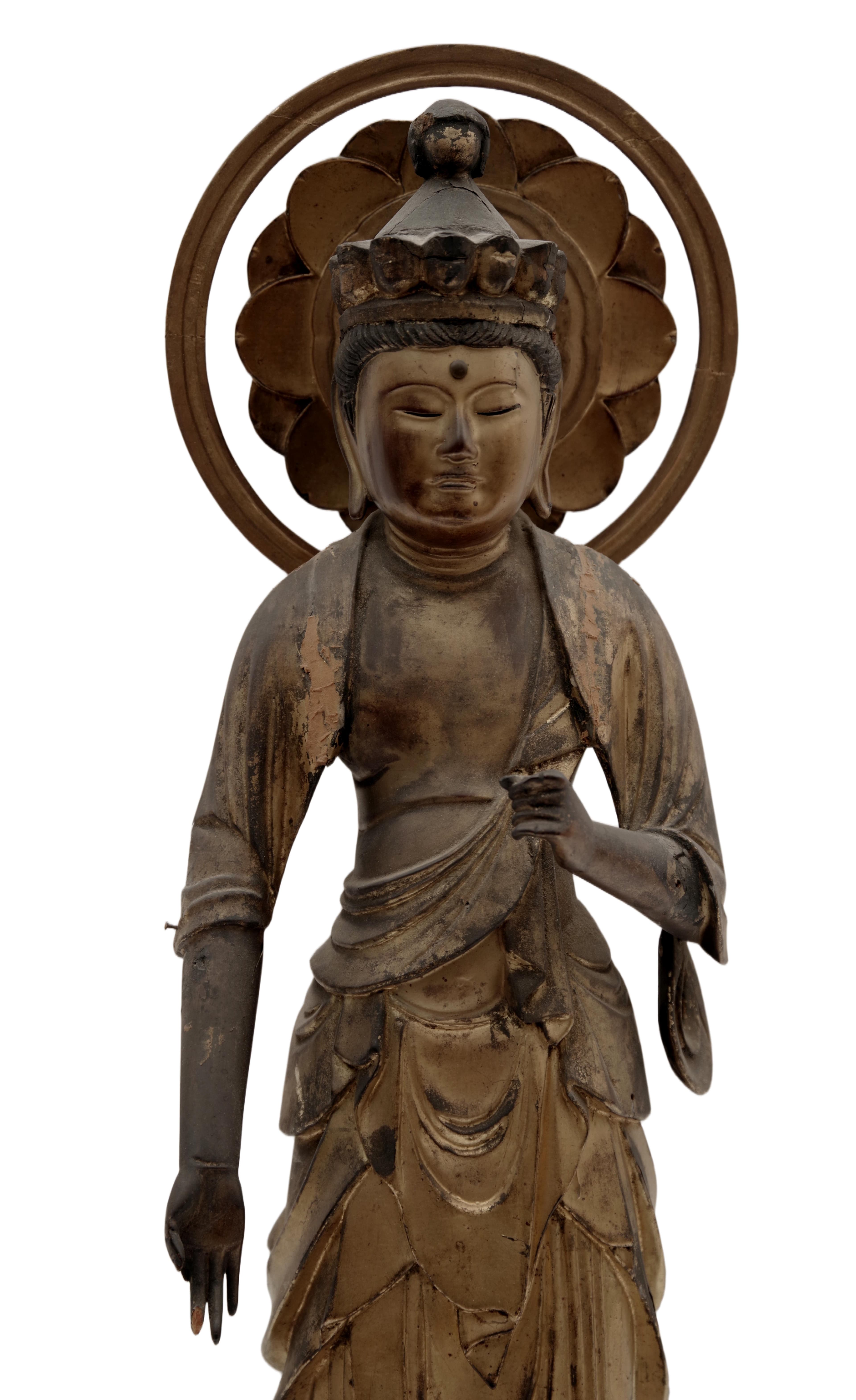 Jemně vyřezávaná dřevěná socha Jūichimen Kannon (Avalokiteshvary)